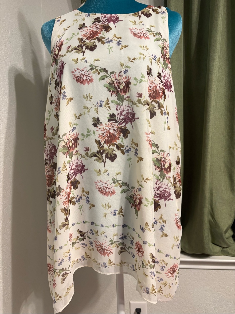 Max studio, tank top floral summer, Boho garden keyhole, teamarket, romantic.